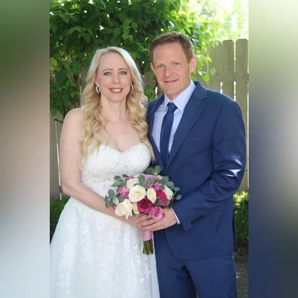 Wedding dress sheer lace and tulle ball gown - Ivory - Size 8 - Has pockets - Picture 2 of 7